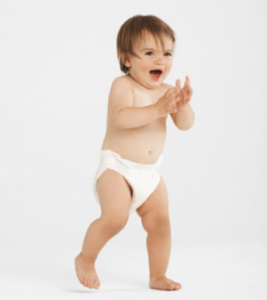 Les premiers pas de bébé et la bonne couche bébé pour marcher